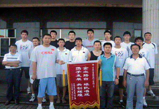 與其他球隊合影